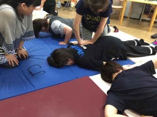 簡単に寝て出来るストレッチ