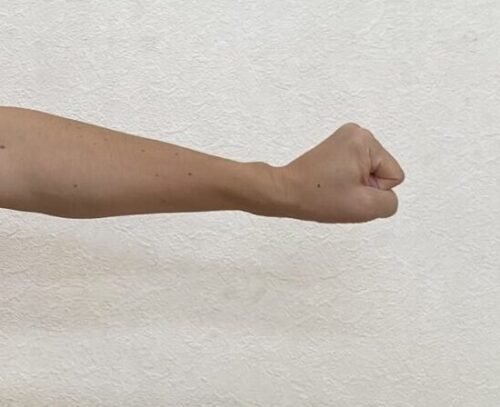 腱鞘炎を改善するためのストレッチ(手の甲側のストレッチ)