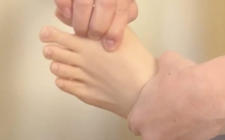 手で素足の指を一本ずつつかんで広げる足指のセルフケア