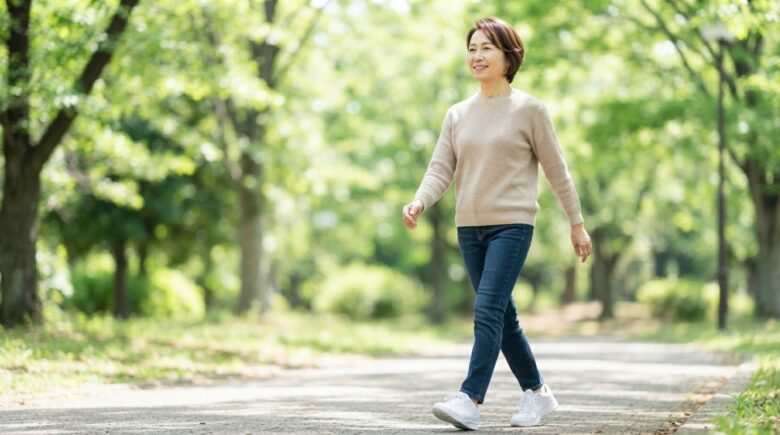 回復して公園を歩く女性のイメージ