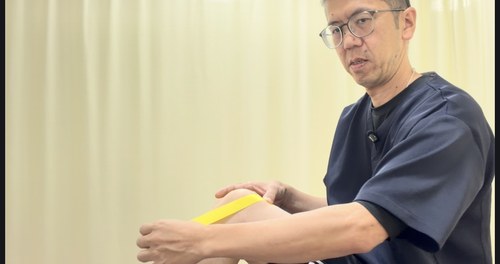 Y字テープの2本でお皿を左右から包むように引っ張りながら貼る様子